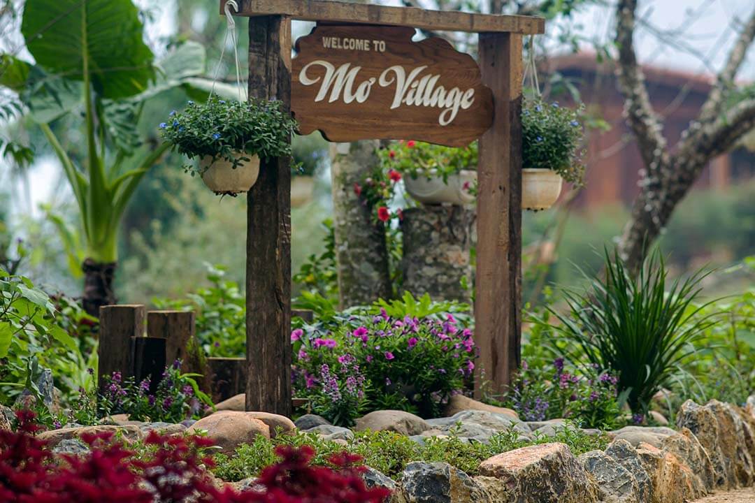 Entrance gate to Mo Village