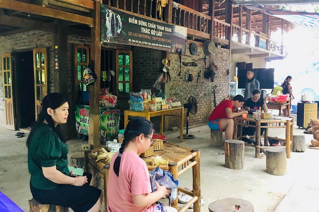 Stopover point at Go Lao Waterfall