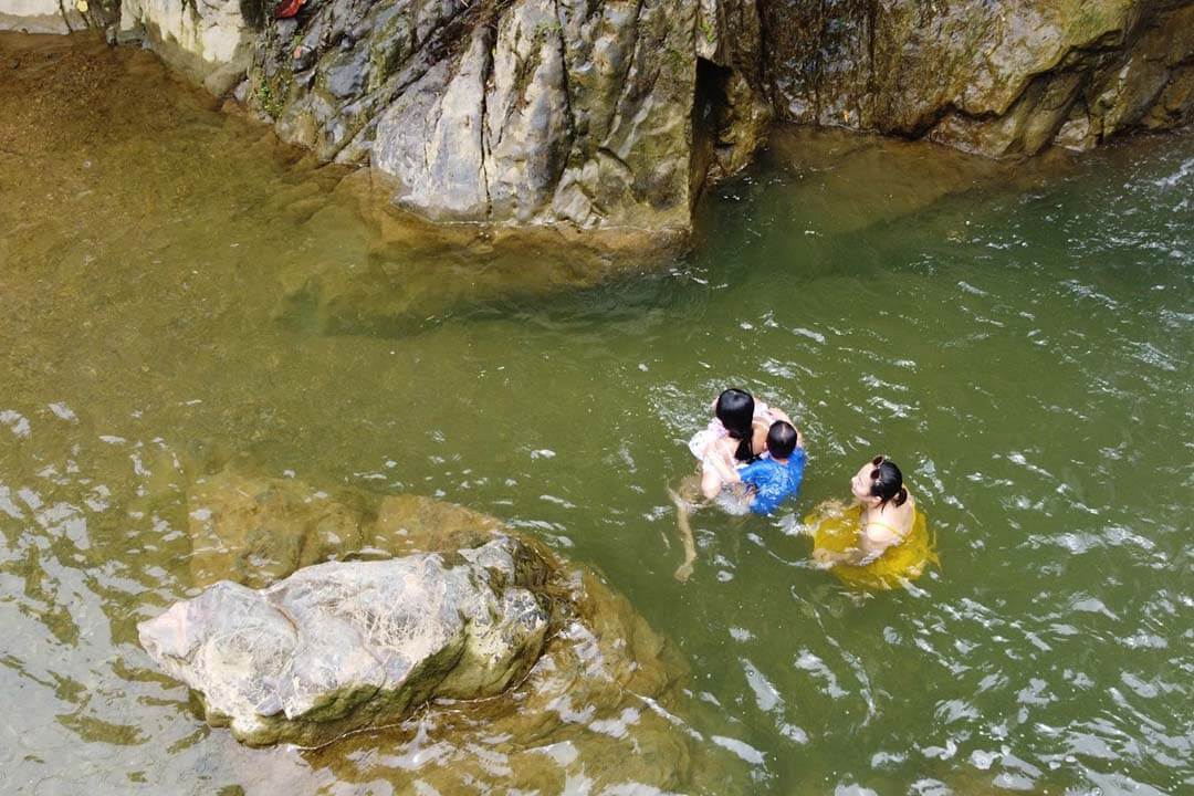 Streaming bath at Go Lao Waterfall