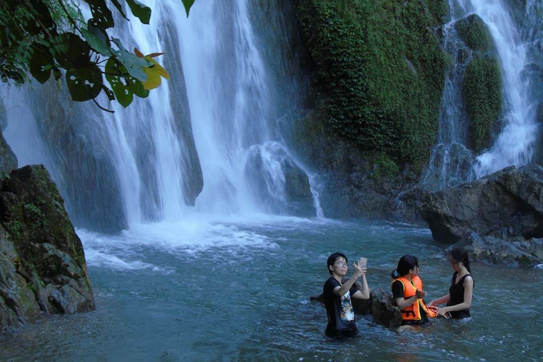 Take lots of photos with majestic nature of Go Lao Waterfall